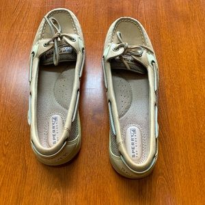 NWOT Sperry Top Sider boat shoes in light tan and cream.   Size 8